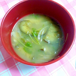 野菜たっぷり♪豆苗＆たまねぎ＆なすのみそ汁